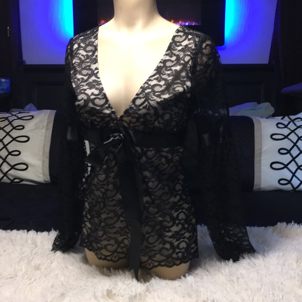 Alexia Admor lace blouse